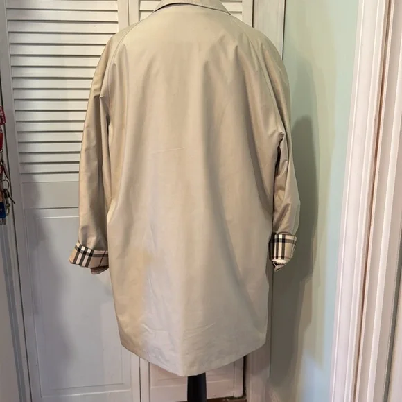 Ladies Burberry Coat with Zip in/out liner. US 10 - Picture 2 of 7